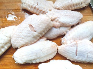 2、压力锅焖奥尔良肉酱鸡翅,两面都划上道，方便入味