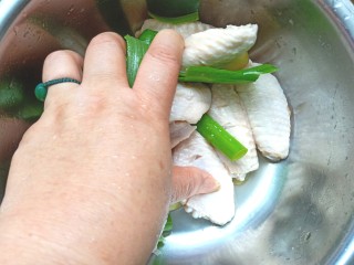 4、压力锅焖奥尔良肉酱鸡翅,用手抓一下入味