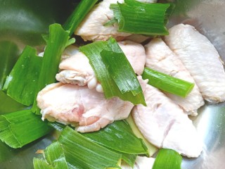 5、压力锅焖奥尔良肉酱鸡翅,抓好腌制20分钟