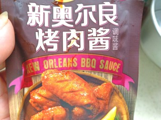 6、压力锅焖奥尔良肉酱鸡翅,取奥尔良烤肉酱