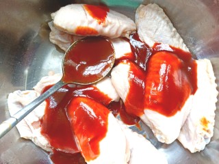 7、压力锅焖奥尔良肉酱鸡翅,把腌好的鸡翅葱姜取出，放入奥尔良烤肉酱