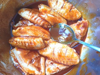 8、压力锅焖奥尔良肉酱鸡翅,抓均匀，腌10分钟