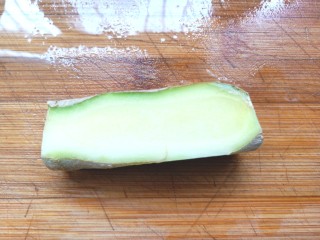 9、压力锅焖奥尔良肉酱鸡翅,取姜洗净