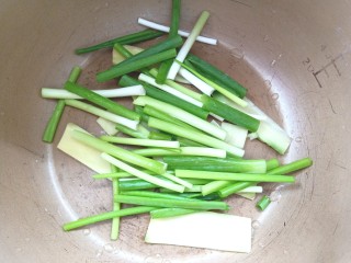 13、压力锅焖奥尔良肉酱鸡翅,取压力锅放入姜片，香葱