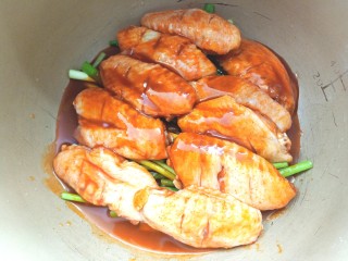 14、压力锅焖奥尔良肉酱鸡翅,再放入鸡翅，倒入余下的料汁