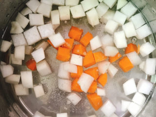 4、羊杂粉,锅中放入适量清水，放入姜片、白萝卜、胡萝卜，大火烧开转小火煮30分钟。