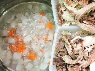 6、羊杂粉,将羊杂倒入锅中。