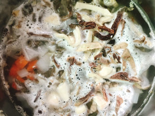 7、羊杂粉,放料酒大火烧开