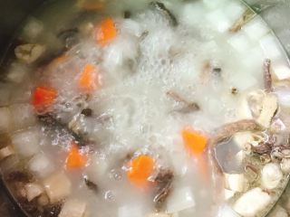 8、羊杂粉,调成中小火继续煮30分钟