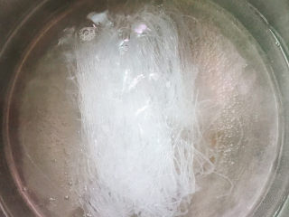 12、羊杂粉,水开后放入龙口粉丝。