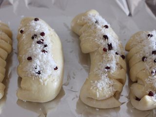 10、满屋飘香，吃过一次就爱上的椰蓉面包,撒上少许的椰蓉和蜜豆(随意)