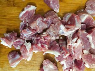 1、牙签肉,猪颈肉洗干净之后用厨房纸巾吸干水分,然后切成2厘米厚的条状,然后切成2厘米的方粒
