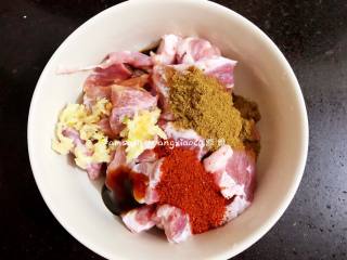 2、牙签肉,放在碗中加入孜然粉5g ,辣椒粉5g, 生抽5g ,蚝油5g, 蒜头3片,蒜片用压蒜嚣压成泥或用刀剁成末也可以