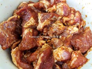 3、牙签肉,然后搅拌均匀,用保鲜膜封好,放进冰箱冷藏腌制6小时