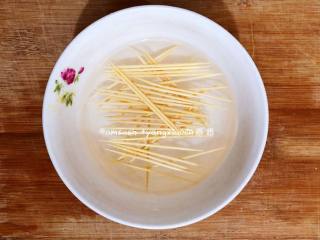 4、牙签肉,把冷藏腌制好的猪颈肉拿出来,竹签用水泡一下