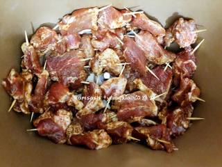 6、牙签肉,把面包机搅拌叶取出,然后把串好的肉都放进面包机桶中,盖上盖子,启动烘烤程序30分钟