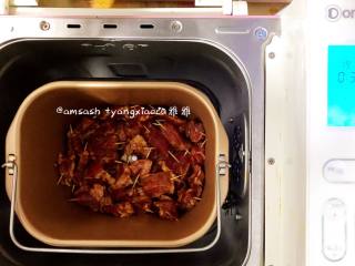 7、牙签肉,30分钟后,牙签肉就烘烤好了