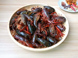 1、简单零失误的啤酒小龙虾,龙虾一定要挑活蹦乱跳的，不然不能买。