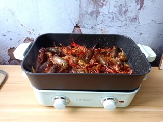 6、简单零失误的啤酒小龙虾,开大火翻炒龙虾。