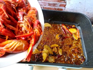 8、简单零失误的啤酒小龙虾,加入龙虾翻炒。