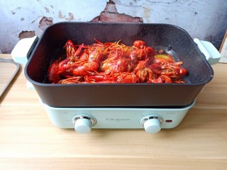 9、简单零失误的啤酒小龙虾,开大火翻炒，让龙虾跟调味料融合在一起。