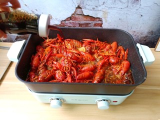 11、简单零失误的啤酒小龙虾,不够咸的我喜欢加点生抽来调味。