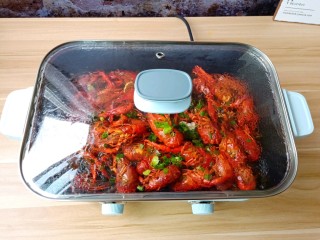 12、简单零失误的啤酒小龙虾,开大火让龙虾味道炖出来。