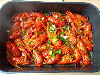 13、简单零失误的啤酒小龙虾,看看一个个龙虾在锅里咕嘟咕嘟炖的那叫一个香，起锅撒点葱花。