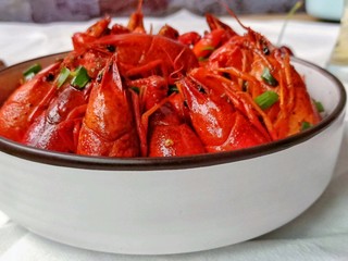 14、简单零失误的啤酒小龙虾,啤酒准备好了，开始吃龙虾了！满满一大盘，要吃就吃个过瘾！