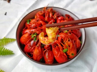 15、简单零失误的啤酒小龙虾,龙虾剥壳，看看这虾肉弹性十足！真是无敌好吃！当然蘸一下汤汁再吃，那味道就更加妙了！