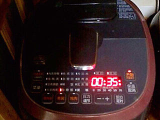 2、芸豆糕,把芸豆和豌豆清洗干净，放入阿迪锅，加入冷水，水与豆子的比例是4：1，煮35分钟