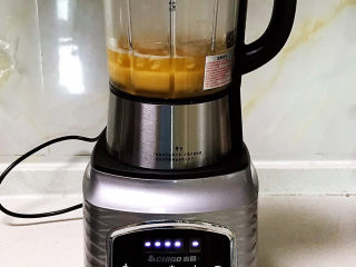 3、芸豆糕,把煮熟的豆子晾至微热后放入料理机，打成细腻的豆泥