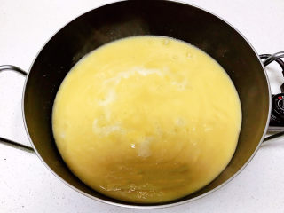 5、芸豆糕,把芸豆泥放入不粘炒锅，小火慢炒