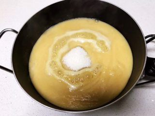 6、芸豆糕,慢炒10分钟左右加入白砂糖