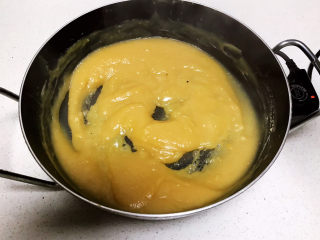 8、芸豆糕,继续小火炒至芸豆泥浓稠