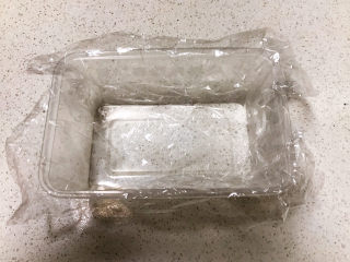 11、芸豆糕,取一个保鲜盒，里面铺上保鲜膜
