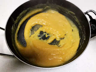 9、芸豆糕,炒至过程很慢，要不停的翻炒，避免糊锅