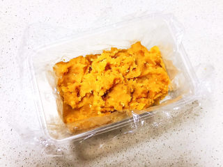 12、芸豆糕,把炒好的芸豆泥放入保鲜盒里