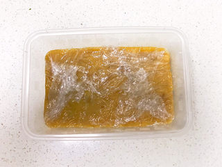 14、芸豆糕,用保鲜膜裹好，放入冰箱冷藏3个小时左右