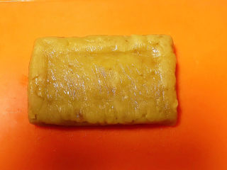 15、芸豆糕,把芸豆糕取出来，已经凝固成型了