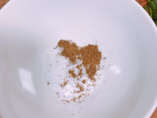 2、消耗饺子皮 葱油饼,碗里放适量五香粉和盐