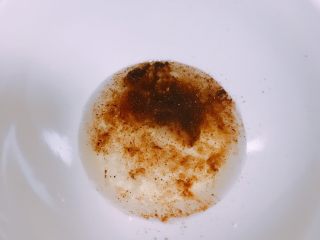 3、消耗饺子皮 葱油饼,加入适量食用油