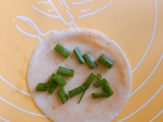 6、消耗饺子皮 葱油饼,撒上葱花