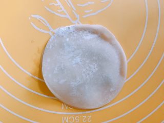7、消耗饺子皮 葱油饼,放上一个饺子皮