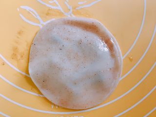8、消耗饺子皮 葱油饼,刷油