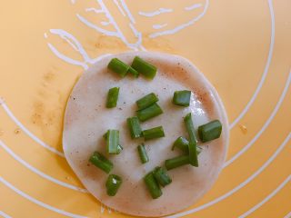 9、消耗饺子皮 葱油饼,放葱花