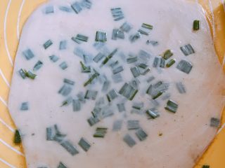 11、消耗饺子皮 葱油饼,擀面杖碾薄