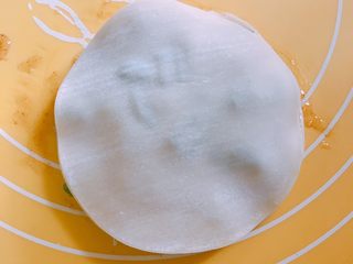 10、消耗饺子皮 葱油饼,按照饺子皮、刷油、撒葱花的步骤重复,一直到自己想要的层数,多层更好吃,我一般叠十几层