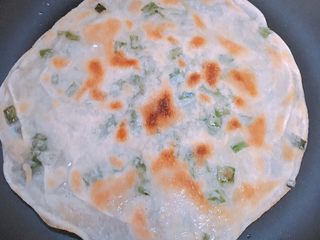 14、消耗饺子皮 葱油饼,小火烙至金黄再翻面