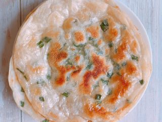 15、消耗饺子皮 葱油饼,起锅开动